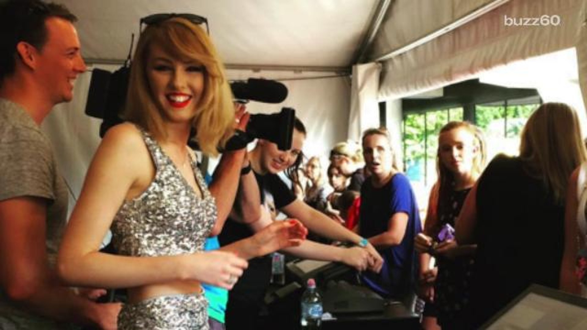 Taylor Swift meets doppelganger in Australia