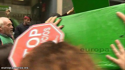 La PAH ataca la sede del PSC