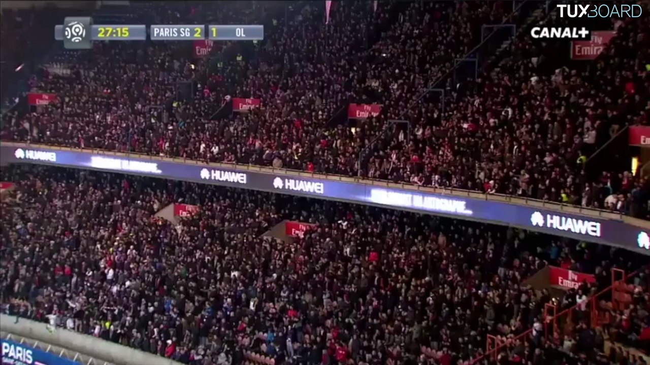 Kevin Trapp chambré par les supporters du PSG