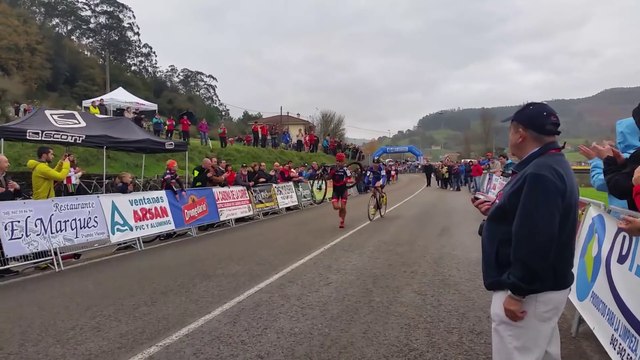 Un cycliste très fair-play laisse la 3ème place à son adversaire qui a cassé son vélo