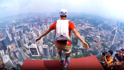 Kuala Lumpur Tower'dan Atladılar