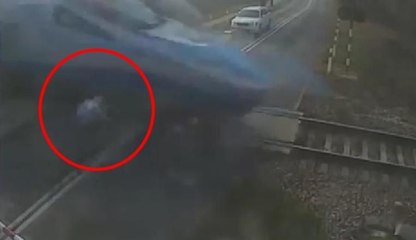 Korkunç an kamerada: Bisikletli trene çarptı