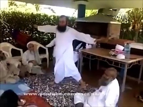 Maulana Tariq Jameel apny doston ki mehfil mei ye kya kr rahy hain ??