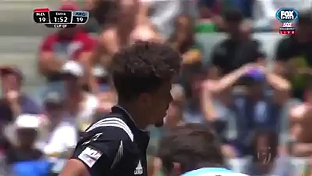 Cape Town 7s : Le plaquage terrible d'Isaac Te Tamaki