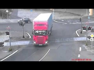 Tır Şoförünün Tren Kazasından Kıl Payı Kurtulması