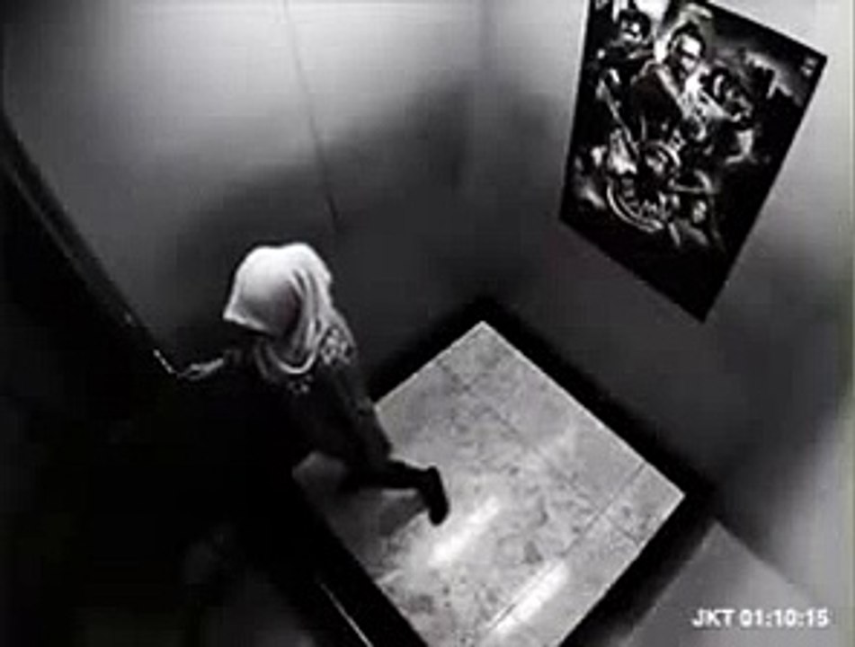 ارادو الإعتداء عليها بالمصعد لأنها محجبة .. شاهد ماذا حصل !!