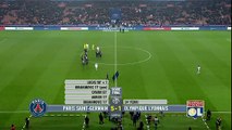 PSG - Lyon : un supporter se faufile sur la pelouse et repart avec le maillot de Zlatan Ibrahimovic