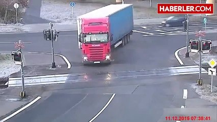 Tren, Kırmızı Işıkta Geçen TIR'ı İkiye Ayırdı