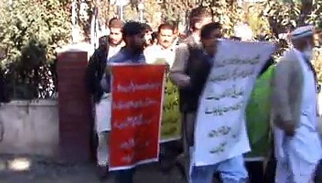 کوہاٹ کے مختلف یونین کونسلوں سے آئے ہوئے سینکڑوں کوہاٹ ناظمین اور کونسلروں نے کوہاٹ شاہ فیصل گیٹ کے سامنے احتجاجی مظاہرہ