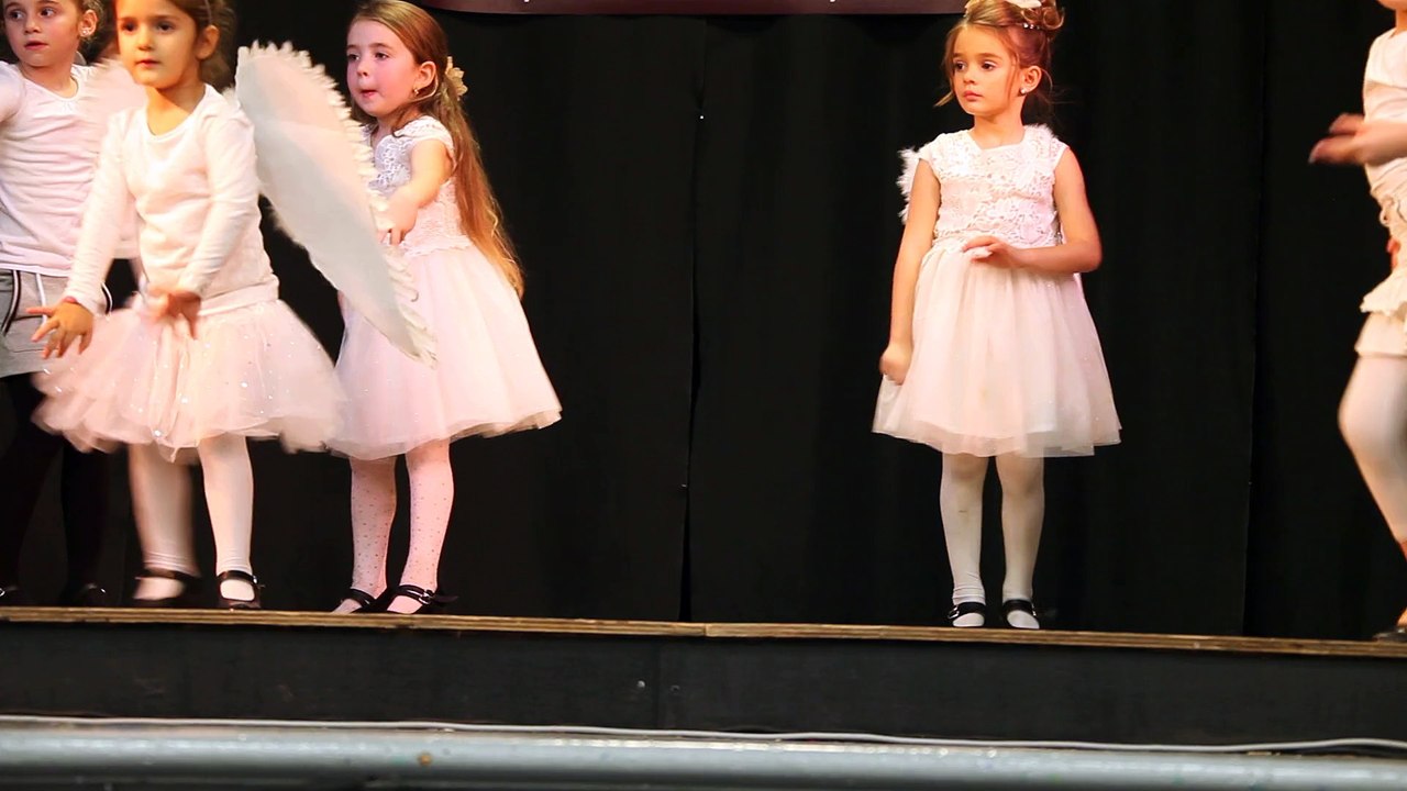 Les enfants de l'Academie Alegria dansent pour le père Noël