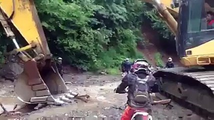 Traverser une rivière à moto ? C'est simple !