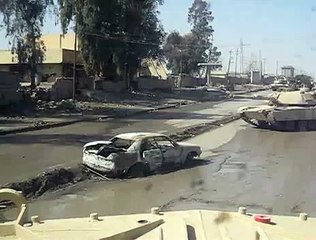 Un tank roule sur une voiture piégée