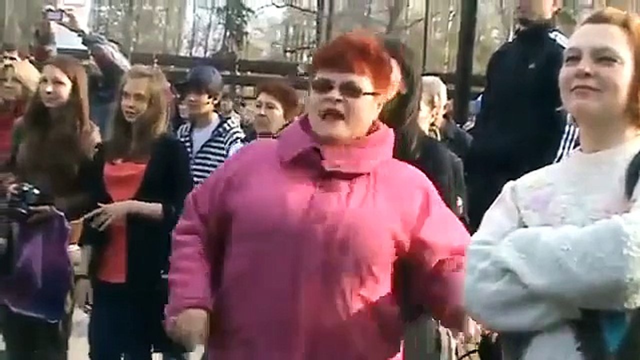 Russian Old Lady dances on "Satisfaction" and it's hilarious