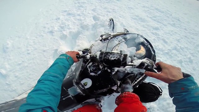 Motoneige : un saut de 500 mètres qui se termine en base jump