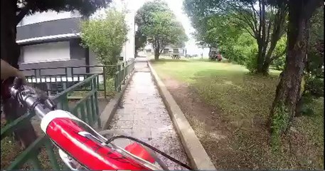 À moto dans la cour et les couloirs de son lycée