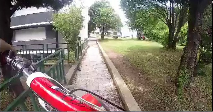 À moto dans la cour et les couloirs de son lycée