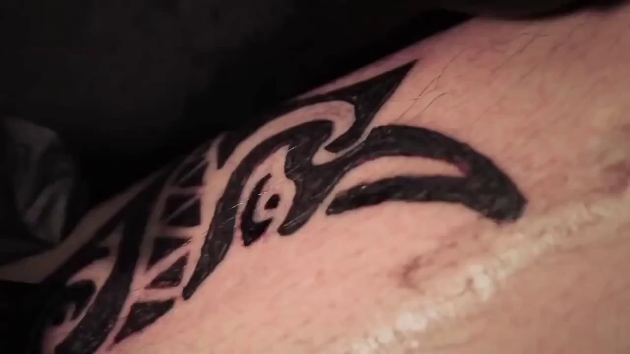 Tattooist without arm use feet to tattoo his customers... Incredible!