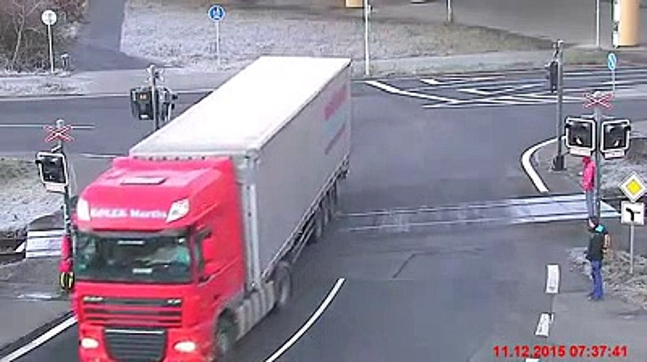 République Tchèque : Un train pulvérise la remorque d'un poids lourd