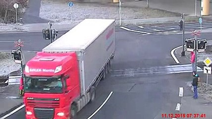 République Tchèque : Un train pulvérise la remorque d'un poids lourd