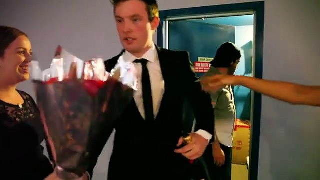 Aussie guy proposes to girlfriend in packed cinema. Best wedding proposal EVER!