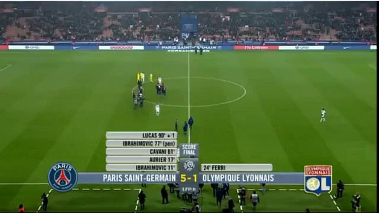 Le cadeau et le câlin d'Ibrahimovic à un intrus sur la pelouse du Parc des Princes
