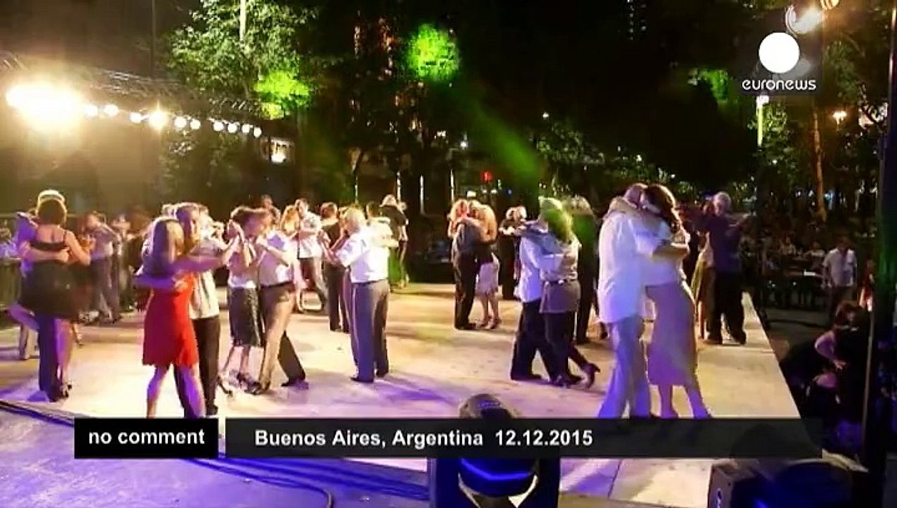 Thousands of Argentines participate in mass street tango