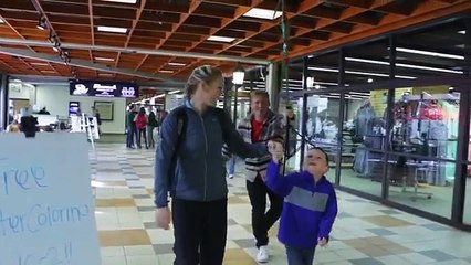 Il surprend les gens par derrière... Ce qu'il fait ensuite est magnifique
