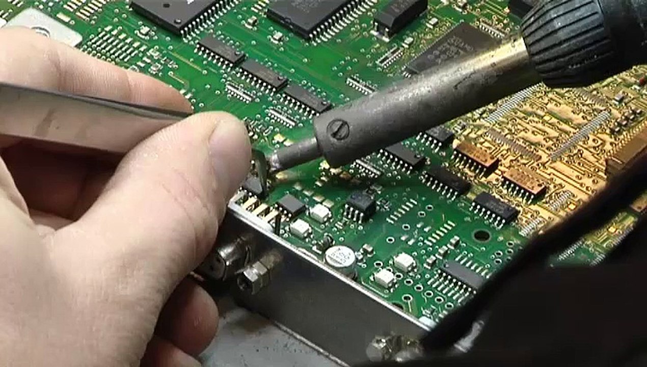 Van zolderkamer tot miljoenenbedrijf, JC Electronics groeit uit zijn jasje - RTV Noord