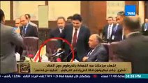 أنضر ماذا فعل الوزير المصري لمكرو قناة الجزيرة عندما وجده على الطاولة