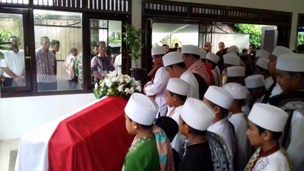 Proses Pemakaman Si "Dukun Politik" di Puncak