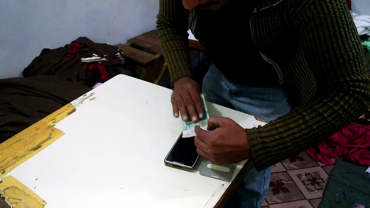 500 ke not se mobile saf kar raha hai