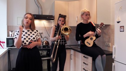 Скачать видео: Trois femmes de Young Adults dans une cuisine reprennent 