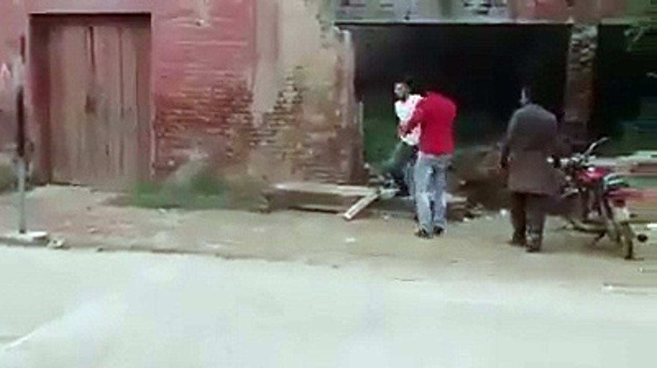 لڑکا کراچی میں چوروں سے لڑتے ہوئے