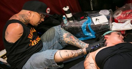 Né sans bras, il fait des tatouages avec ses pieds