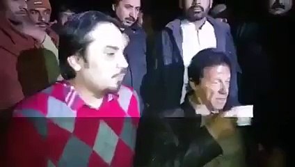 Imran Khan Having a Cup of Tea At a Local Dhaba in Lodhran, Exclusive Video