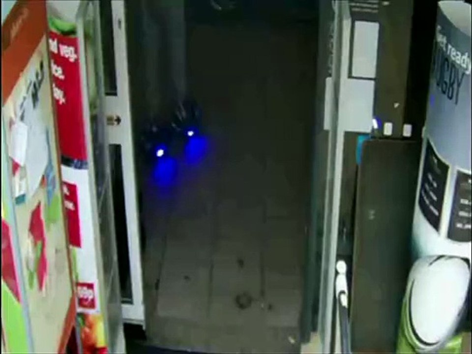 Serein, il vole dans un supermarché sur son hoverboard