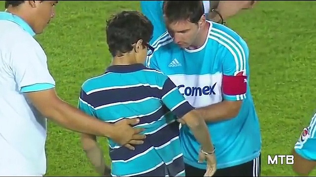 Lionel Messi & Pitch Invaders ● Respect!