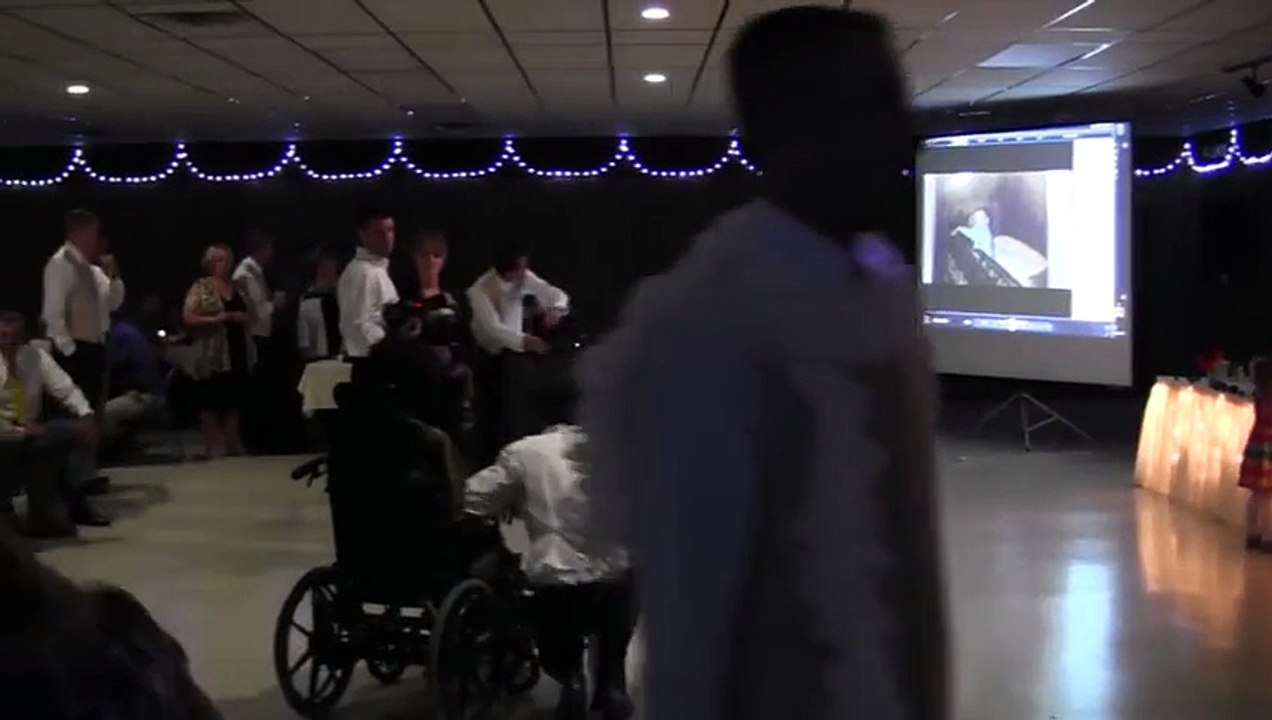 Un homme porte sa mère handicapée pour danser avec elle lors de son mariage ! BRAVO !