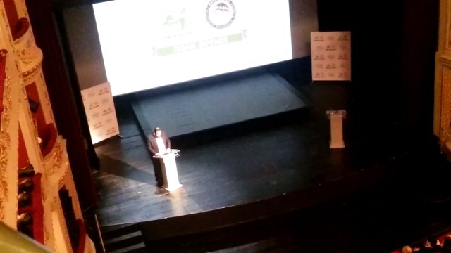 Ο Βαγγέλης Μαρινάκης στο Δημοτικό Θέατρο Πειραιά