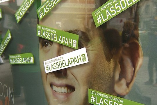 Escrache de la PAH ante la sede de C's