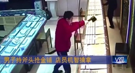 Le courage incroyable d'un employé de bijouterie face à un braqueur armé