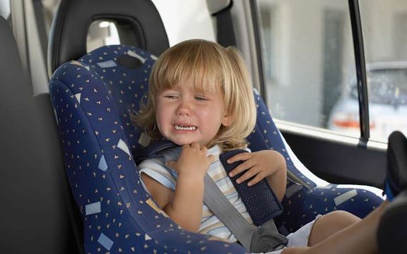 Я В ШОКЕ! МАШИНУ С ДЕТЬМИ ЭВАКУАТОР ТАЩИТ НА ШТРАФСТОЯНКУ