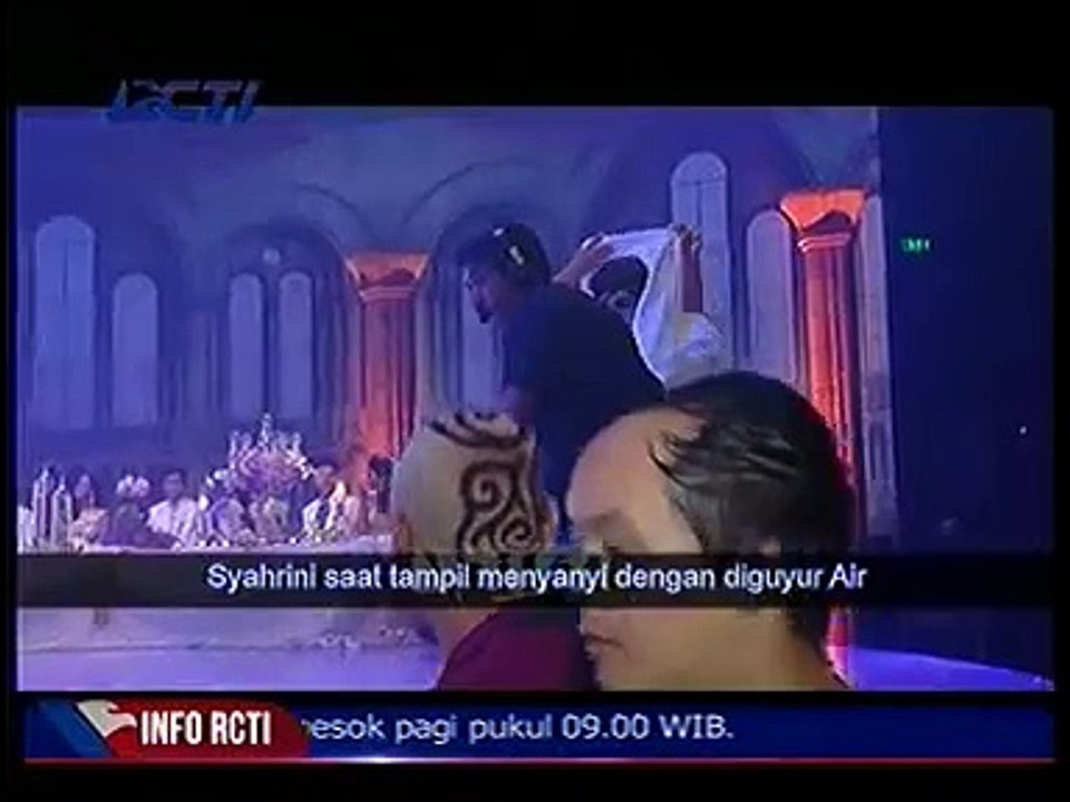 Syahrini Menyanyi dengan Diguyur Air di Konser Menuju Miss World - 30 Juli 2013