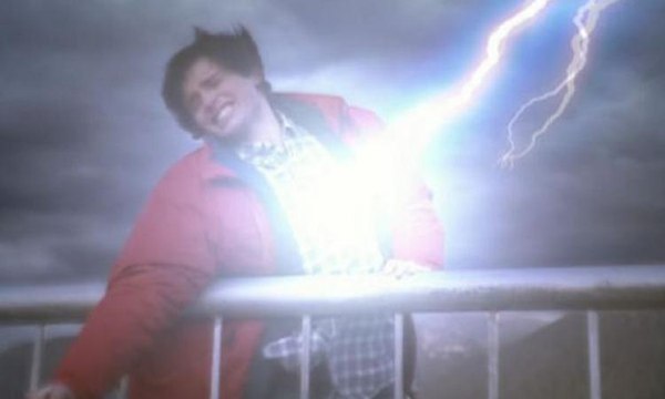 ШОК! В ЧЕЛОВЕКА УДАРИЛА МОЛНИЯ !СЛАБОНЕРВНЫМ НЕ СМОТРЕТЬ !!!