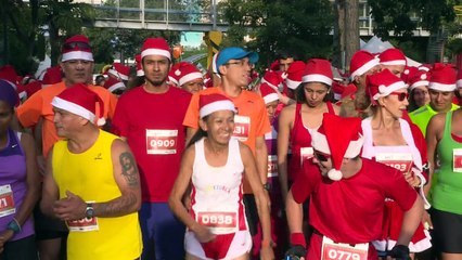 Venezuelanos correm vestidos de Papais Noéis
