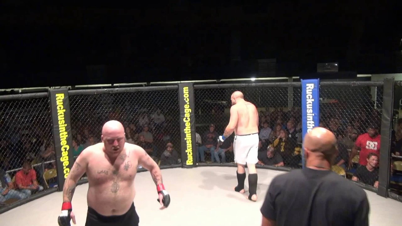 Un combattant MMA se chie dessus