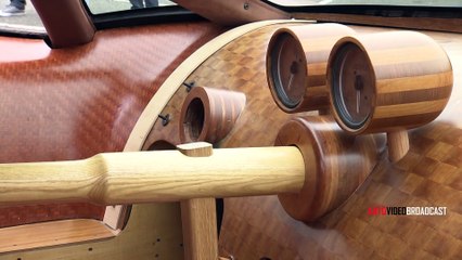 Une voiture construite avec du bois