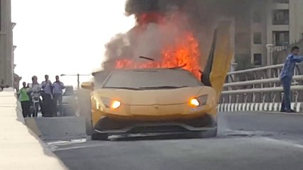 Une Lamborghini prend feu à Dubaï