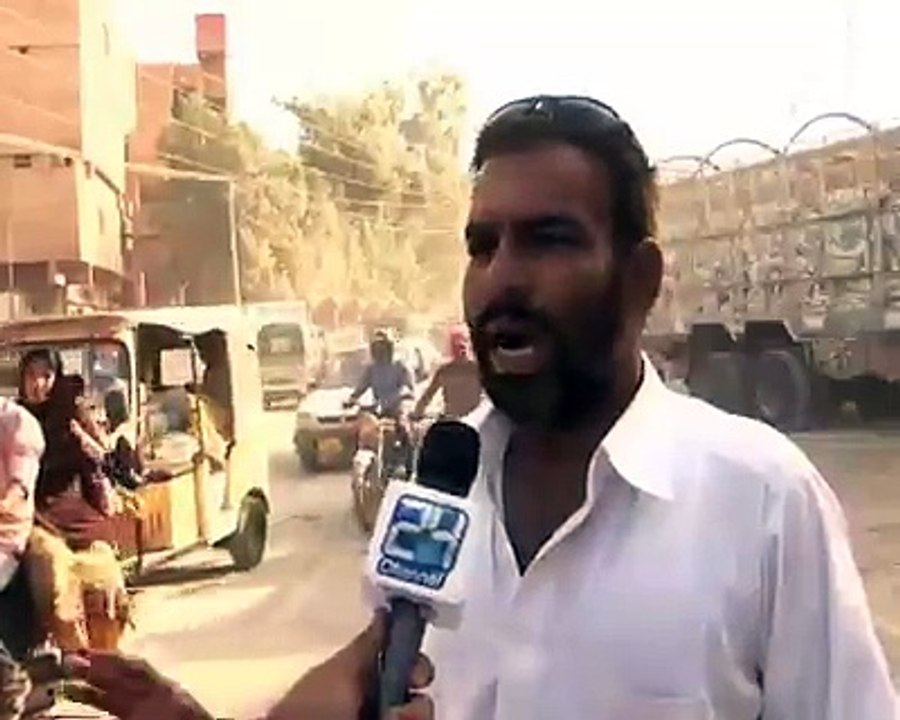 a man abusing zardari and nawazshareef