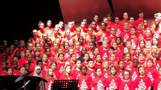 Des enfants canadiens accueillent des réfugiés en chanson. Magique